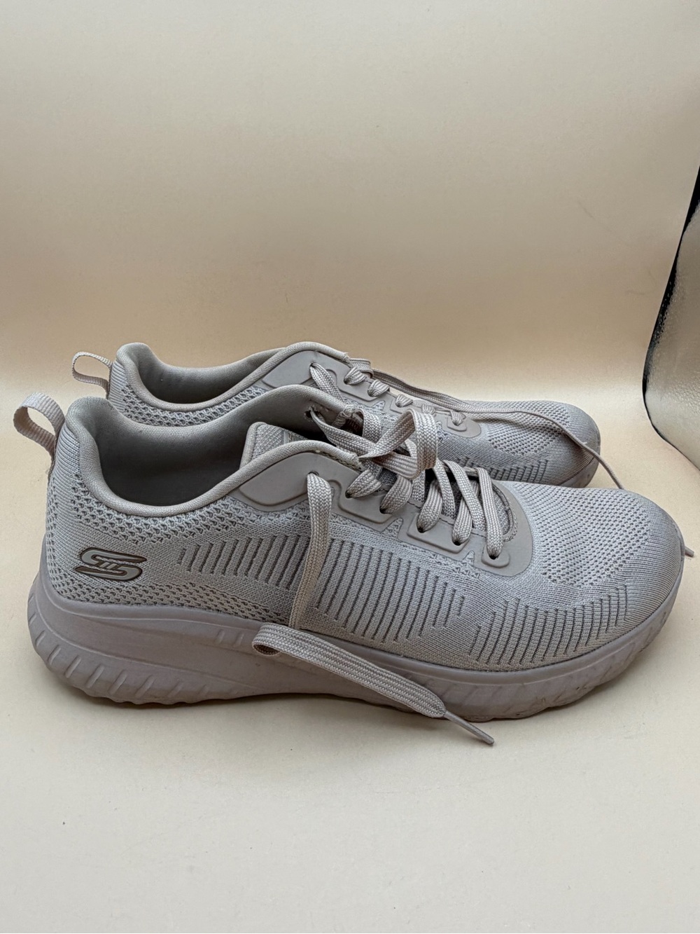 Skechers Women’s Size 9 Light Gray / Tan Knit Athletic Sneakers